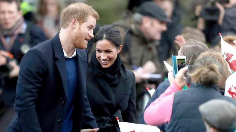 Saída de Harry e Meghan da realeza causou mal-estar entre a família real –