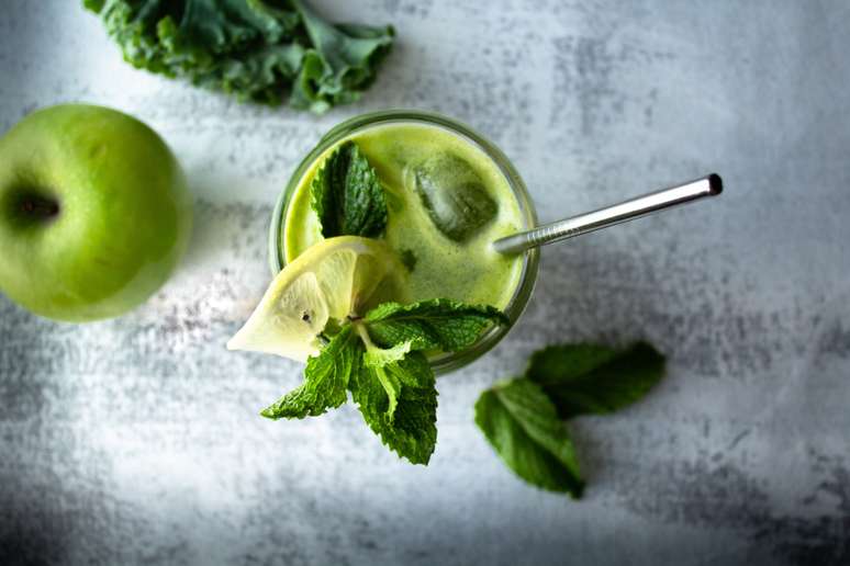 O suco verde é uma ótima receita para combater os alimentos inflamatórios – Foto: Shutterstock