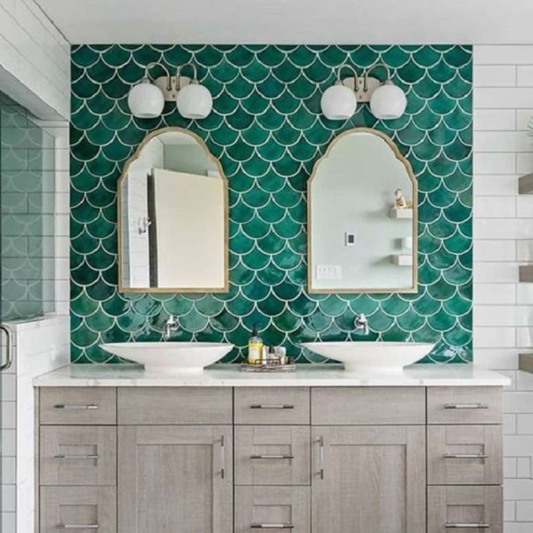 36. Revestimento escama de peixe verde com decora&ccedil;&atilde;o neutra &ndash; Foto Mercury Mosaics