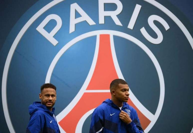 Neymar e Mbappé vivem clima complicado no Paris Saint-Germain (Foto: FRANCK FIFE / AFP)