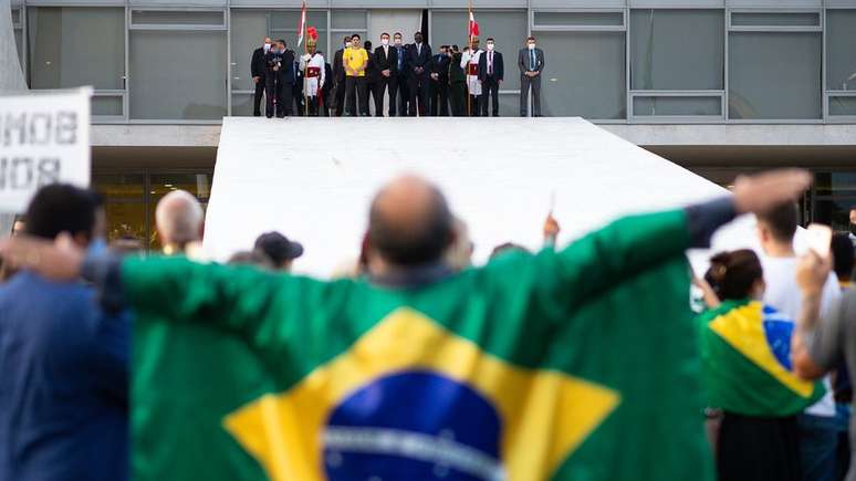 Jair Bolsonaro na rampa do Pal&aacute;cio do Planalto para acenar para seus apoiadores