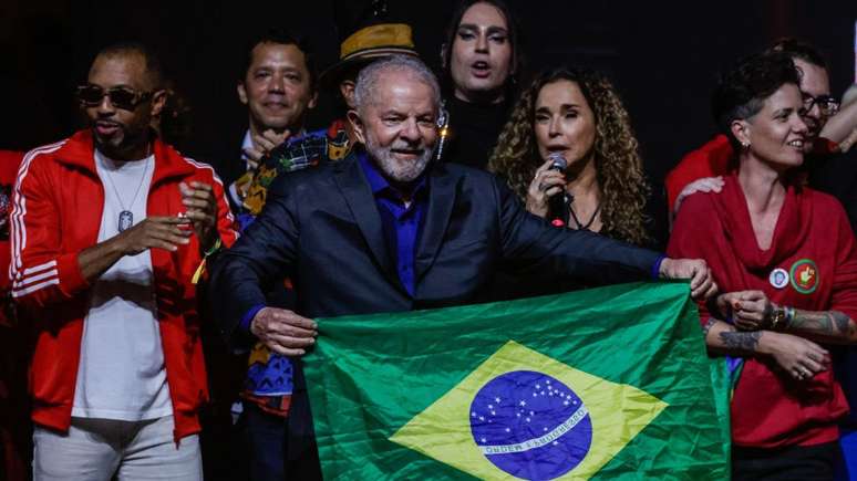 Lula segura bandeira do Brasil durante com&iacute;cio em S&atilde;o Paulo