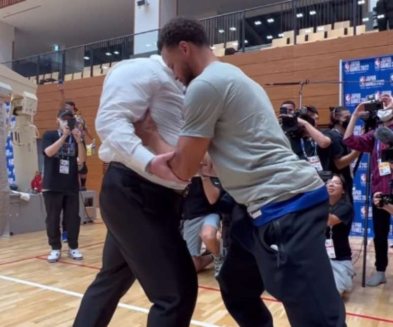 Atual campeão da NBA, Curry não foi páreo para Hakuho (Reprodução/Instagram)