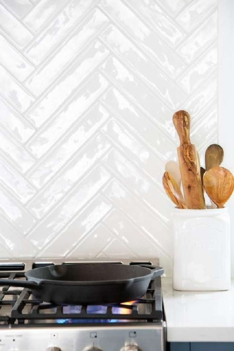 57. Revestimento chevron como escama de peixe na decora&ccedil;&atilde;o branca &ndash; Foto Decorpad