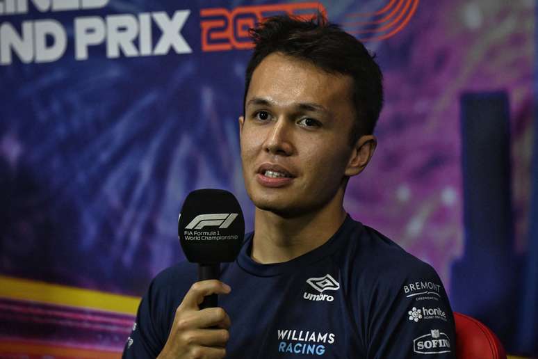 Alex Albon está de volta após apendicite 