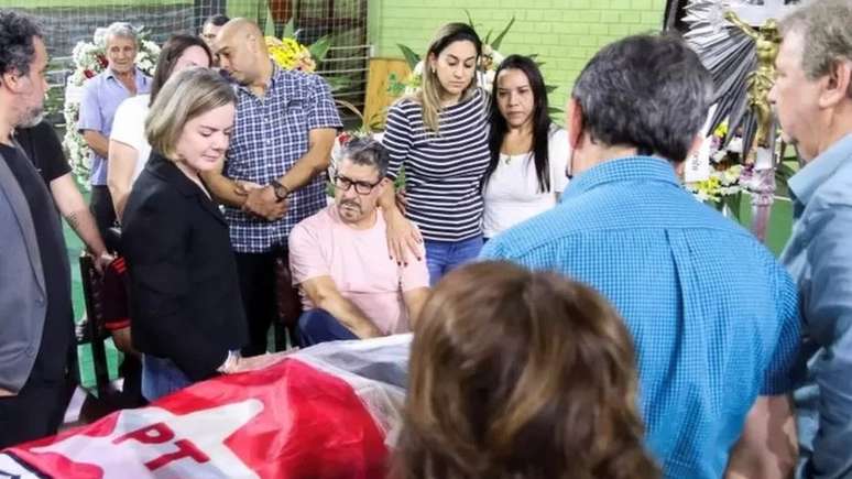 A presidente do PT, Gleisi Hoffmann no vel&oacute;rio do petista Marcelo Aloizio de Arruda, morto em um caso de viol&ecirc;ncia pol&iacute;tica
