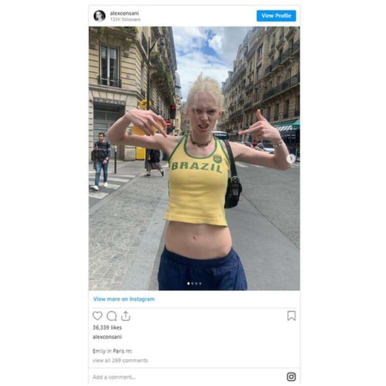 A modelo americana Alex Consani, filha da designer brasileira Kennya Baldwin, &eacute; uma das celebridades que viralizou ao usar uma camiseta com "Brazil" escrito
