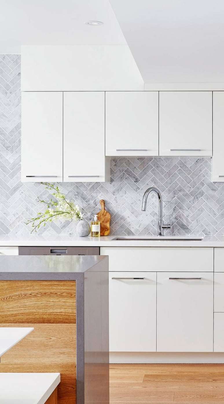 24. Revestimento escama de peixe em tons de cinza e decora&ccedil;&atilde;o neutra &ndash; Foto Backsplash