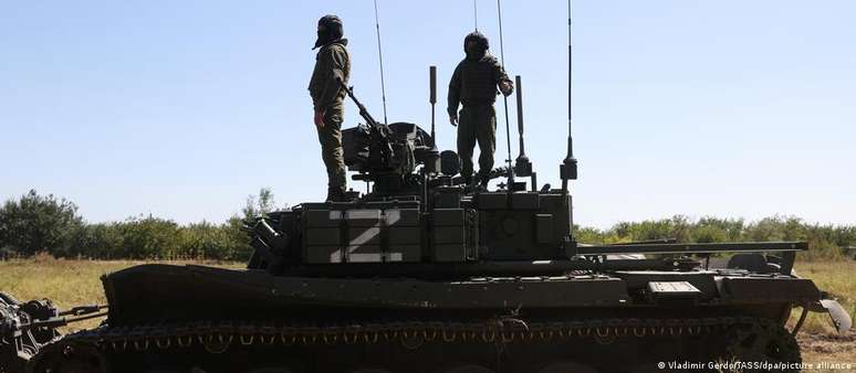 Soldados russos fazem operação nas proximidades do aeroporto de Mariupol