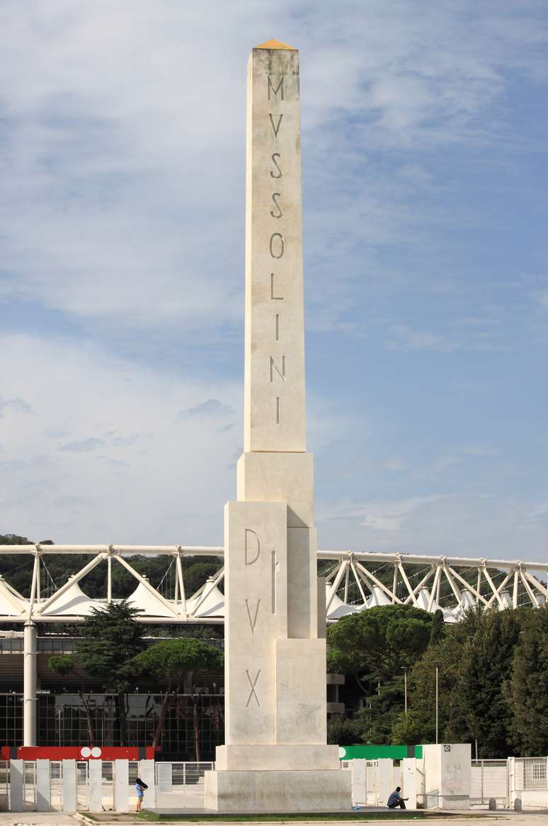 Diversos monumentos fascistas ainda s&atilde;o mantidos na It&aacute;lia, como este obelisco dedicado a Benito Mussolini, em Roma