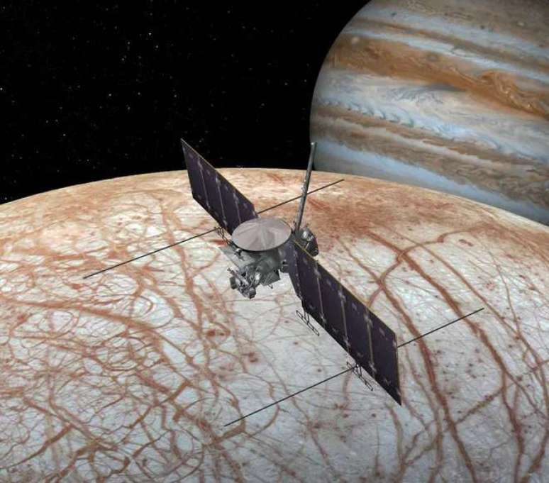 Conceito da sonda Europa Clipper, que deve ser lançada em 2024 (Imagem: Reprodução/NASA)