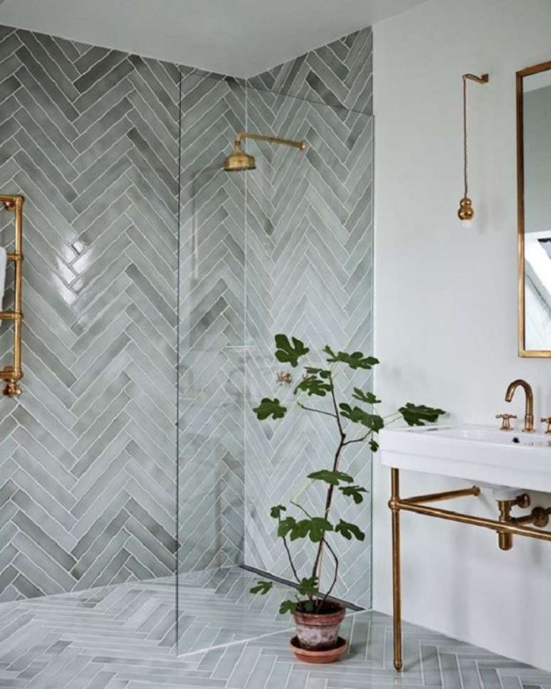 35. Revestimento escama de peixe verde claro e metais dourados &ndash; Foto Cote Maison