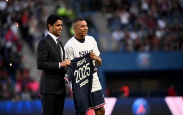 Mbappé com o dono do PSG (Foto: ANNE-CHRISTINE POUJOULAT / AFP)