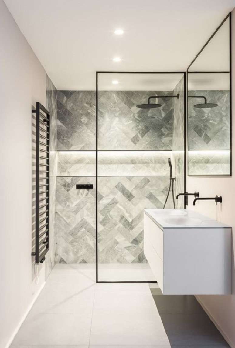 42. Banheiro com revestimento escama de peixe em tons de cinza &ndash; Foto