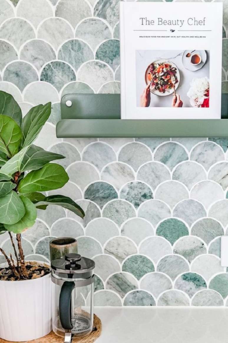 25. Revestimento escama de peixe em tons de cinza e verde -Foto Apartamento 203