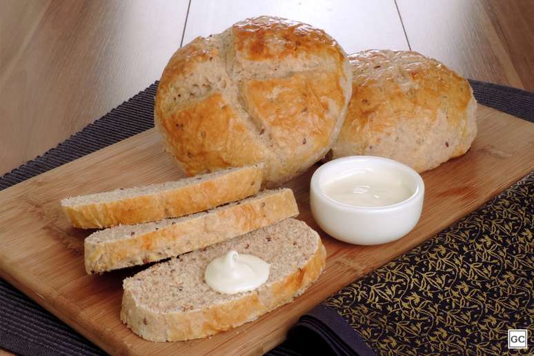 Pão de linhaça e aveia, uma das receitas com aveia infalíveis – Foto: Guia da Cozinha
