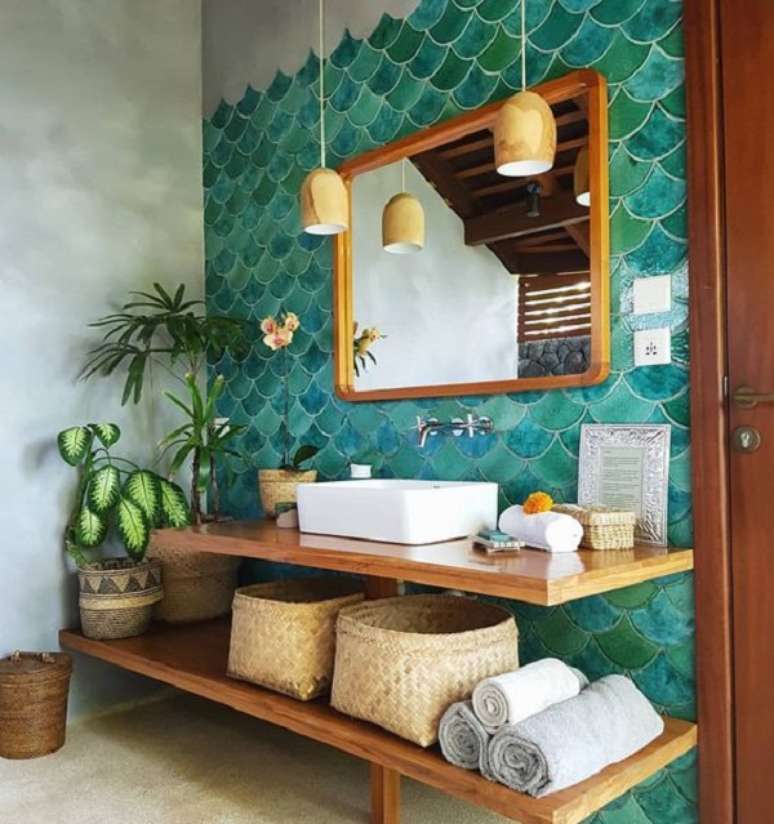 37. Revestimento escama de peixe verde com moveis madeira &ndash; Foto Melali Begin