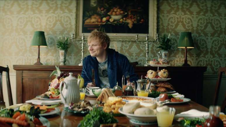 Ed Sheeran no clipe de 'Celestial', colaboração com Pokémon