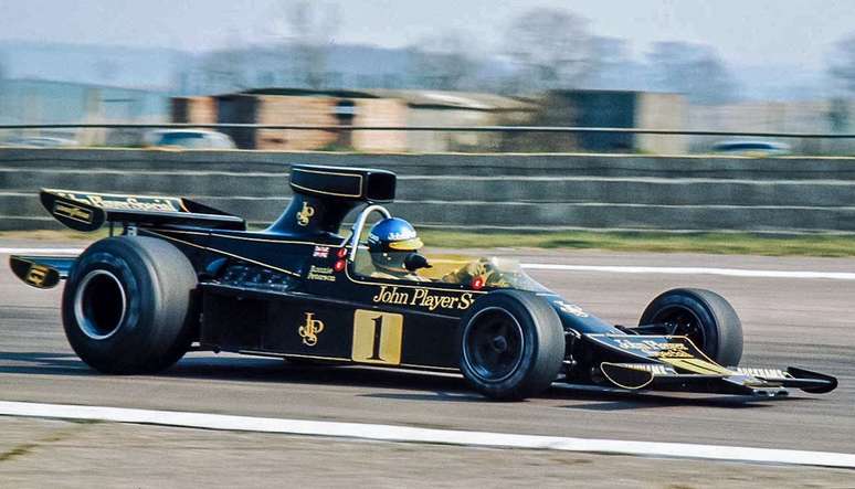 Peterson testando o Lotus 76 em Silverstone