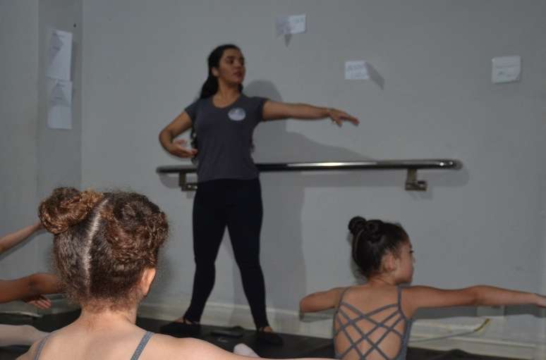 Em 2017, a jovem criou uma escola de balé no bairro onde mora