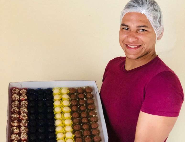 No início, ele mesmo cozinhava, embalava e vendia os brigadeiros e beijinhos