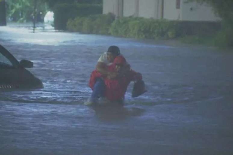 Repórter resgata enfermeira durante inundação nos EUA