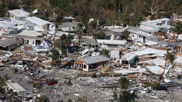 Uma área de Fort Myers, na costa oeste do estado, devastada pelo furacão