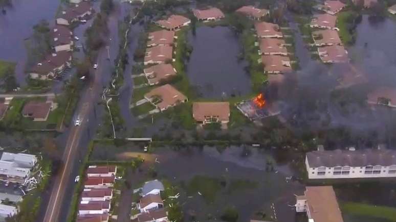 Áreas inteiras de Fort Myers ficaram submersas