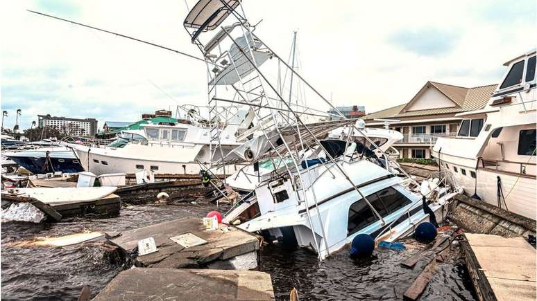 A marina de Fort Myers ficou destruída