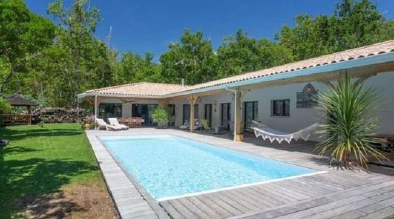 40. Projeto de ed&iacute;cula em L e piscina retangular. Foto &ndash; Elzi Alves