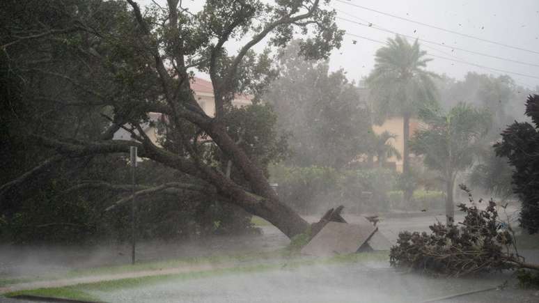 O impacto dos ventos pôde ser sentido várias horas antes da chegada do ciclone em terra