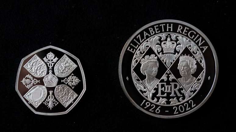 O reverso das duas moedas do rei fazem uma homenagem &agrave; falecida rainha Elizabeth 2&ordf;