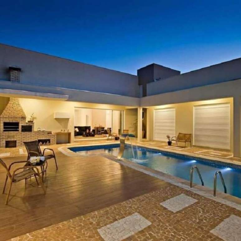 23. Ed&iacute;cula em L com piscina e cascata. Fonte &ndash; Arkpad