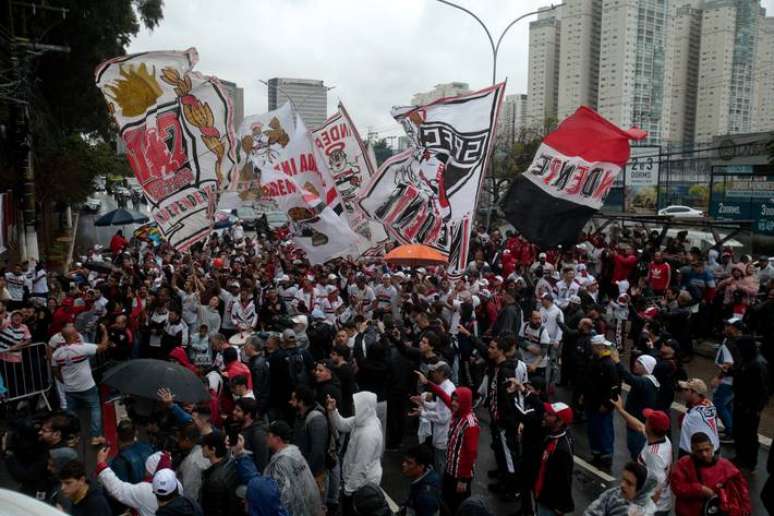 Torcida são-paulina fez festa na despedida do time para a Argentina antes de final da Sul-Americana.