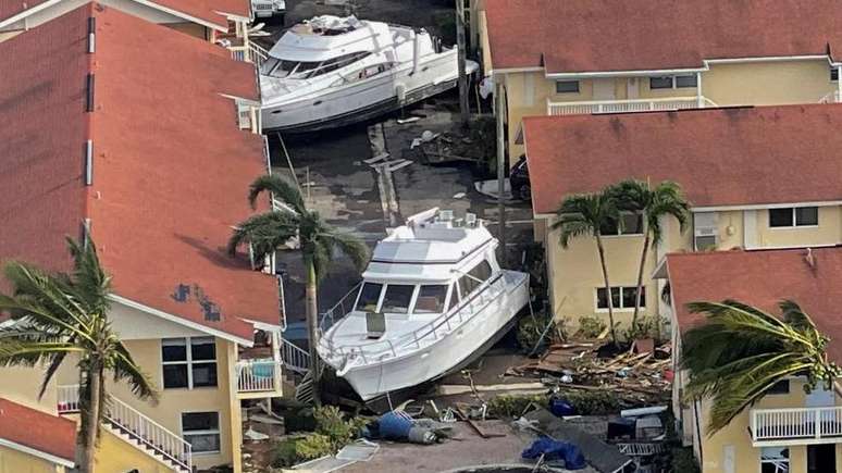 Barcos presos entre casas na Flórida após a passagem do furacão Ian