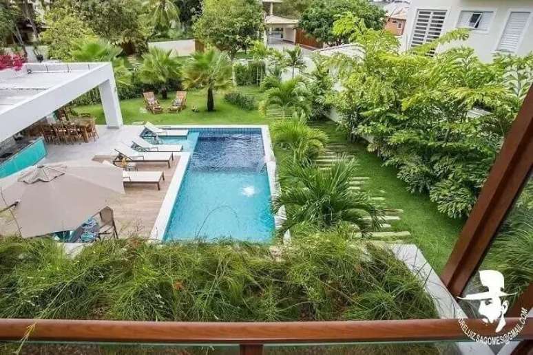 35. Projeto de ed&iacute;cula com piscina com cascata e jardim com paisagismo. Projeto por Tania Povoa