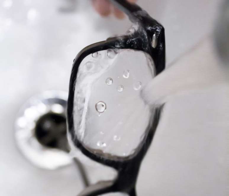 Água e detergente podem ser usados para limpar o óculos de grau –