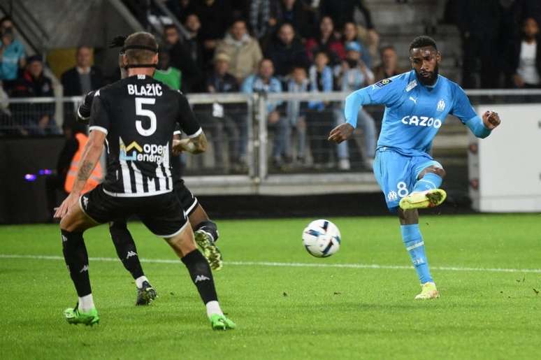 Momento da chapada de Gerson que fechou a conta na vitória do OM (Foto: JEAN-FRANCOIS MONIER / AFP)