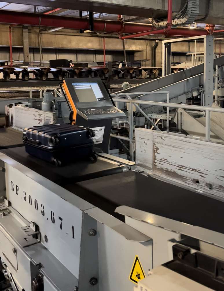 Mala se encaminhando para a m&aacute;quina de raio-x.