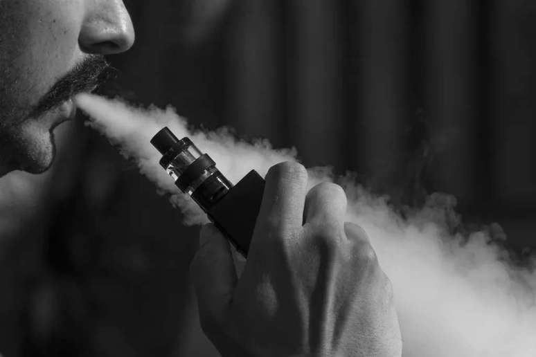 Estudo reforça que trocar cigarro pelo vape diminui os riscos à saúde (Imagem: Ethan Parsa/Pixabay)