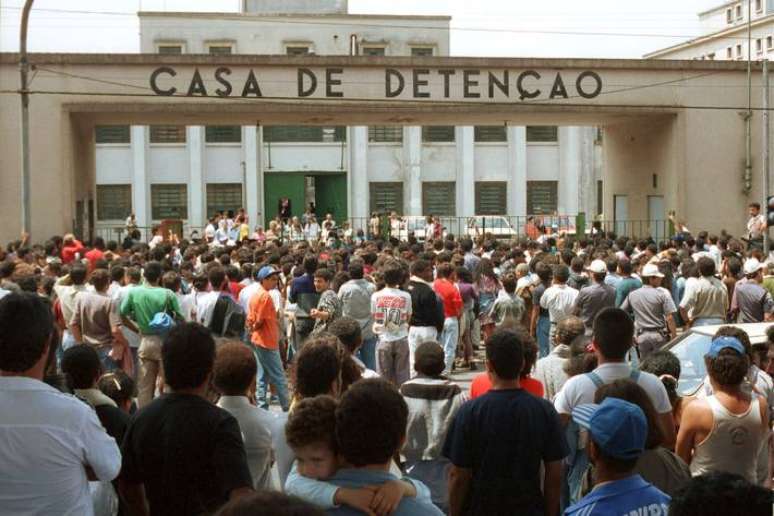 Multidão de parentes e curiosos lota a entrada da Casa de Detenção de São Paulo e espera apreensiva pelo final do confronto entre detentos e policiais