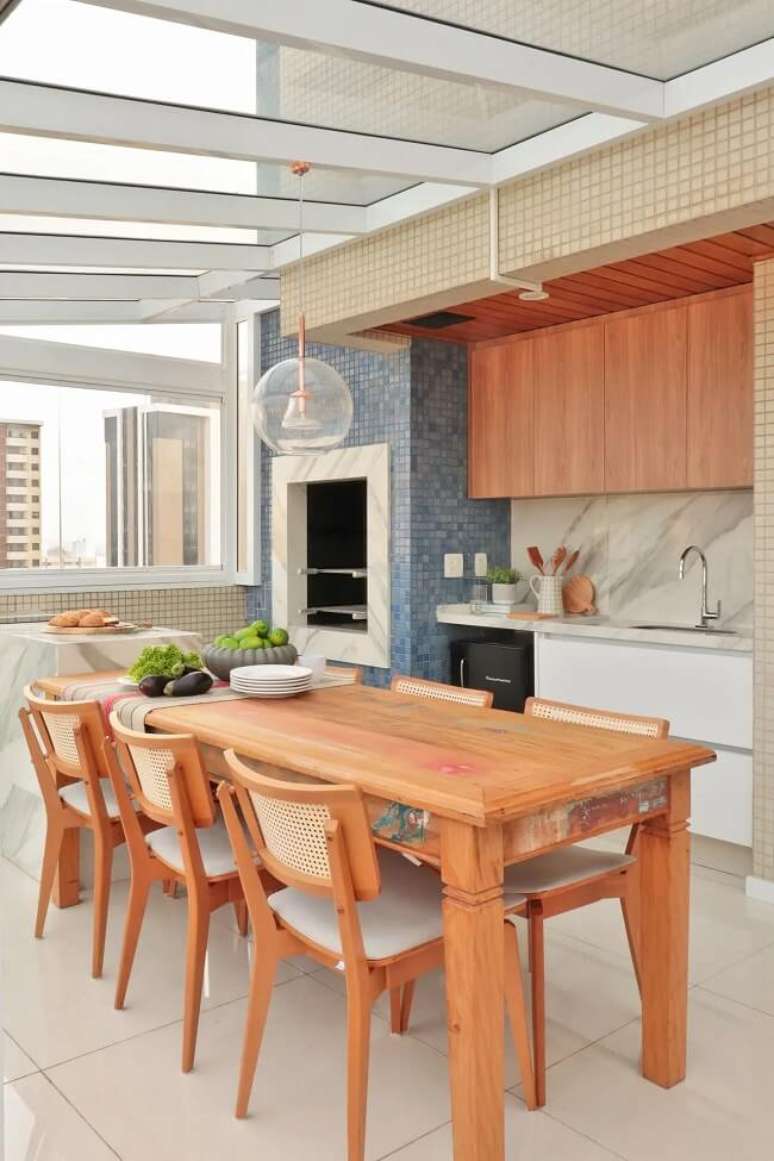 18. A ed&iacute;cula em forma de L pode ser feita com cobertura de vidro. Foto &ndash; Oliva Arquitetura