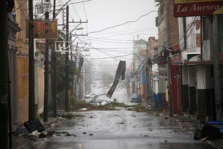 As ruas foram tomadas por escombros e destroços depois que Ian passou por Pinar del Río