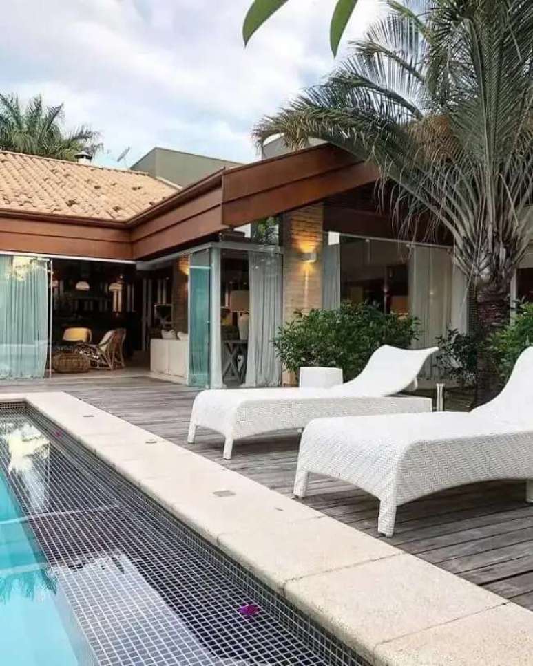 29. Ed&iacute;cula em L e espregui&ccedil;adeira de vime pintada de branca. Foto &ndash; Roberto Cimino