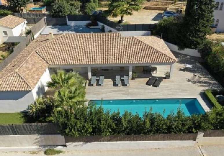 5. O modelo de ed&iacute;cula em L com paisagismo traz frescor para a &aacute;rea da piscina. Foto &ndash; Style House