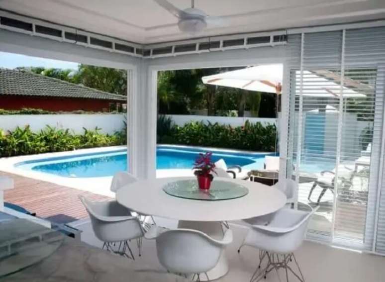 25. Ed&iacute;cula em L com piscina pequena de canto. Projeto de Juliana Pippi