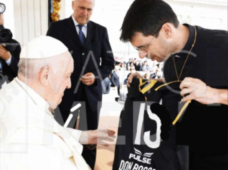 Papa recebe camisa da Ponte Preta de padre torcedor da Macaca (Foto: Divulgação/Vaticanmedia.va)