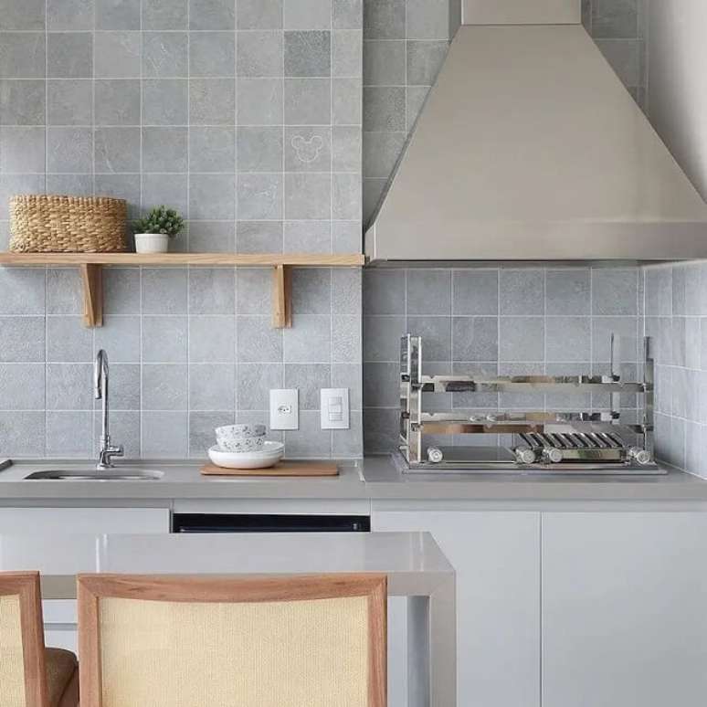 10. A ed&iacute;cula em L pode ser decorada com arm&aacute;rios cinza. Foto &ndash; Doma Arquitetura