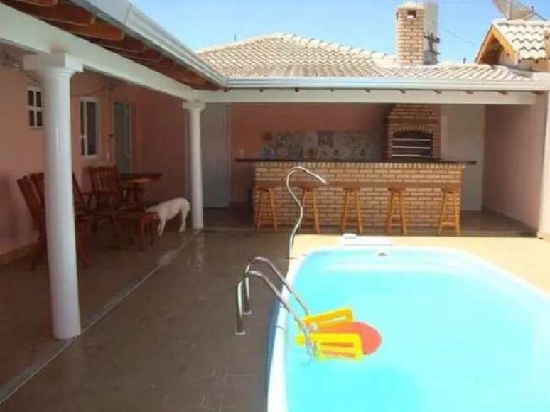 37. Projeto de ed&iacute;cula em L com churrasqueira e bancada para refei&ccedil;&otilde;es. Foto &ndash; Arkpad