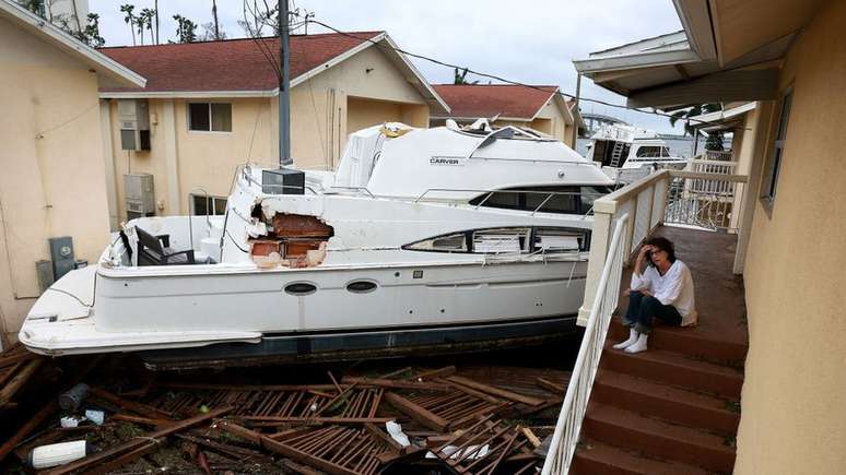 A maré de tempestade levou vários barcos para o interior da península da Flórida